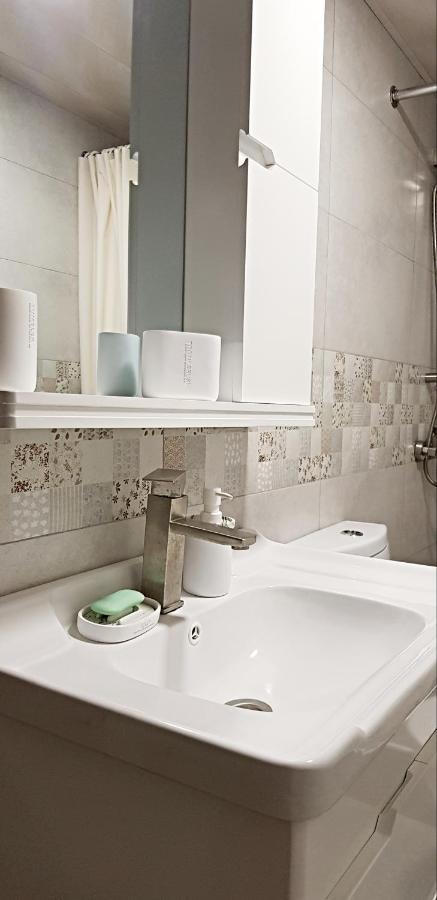 Bright And Cozy Apartment On Aghmashenebeli Avenue Tbilisi Ngoại thất bức ảnh
