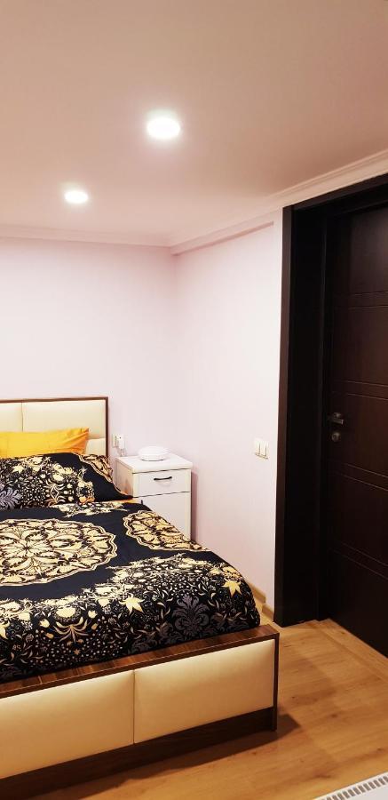 Bright And Cozy Apartment On Aghmashenebeli Avenue Tbilisi Ngoại thất bức ảnh